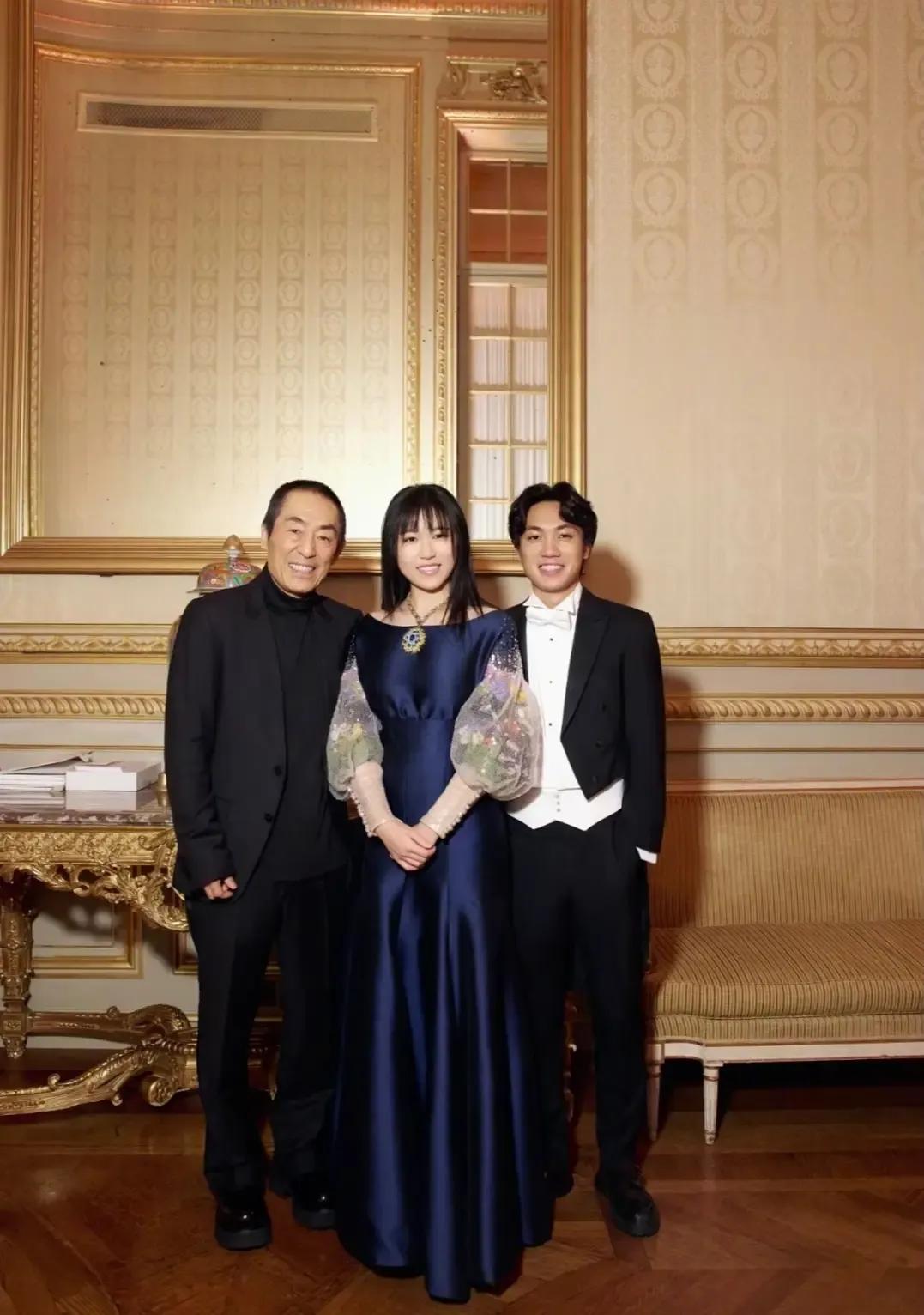 5月19日，张艺谋和陈婷远赴美国，出席二儿子的耶鲁大学毕业典礼，现场的状态看上去