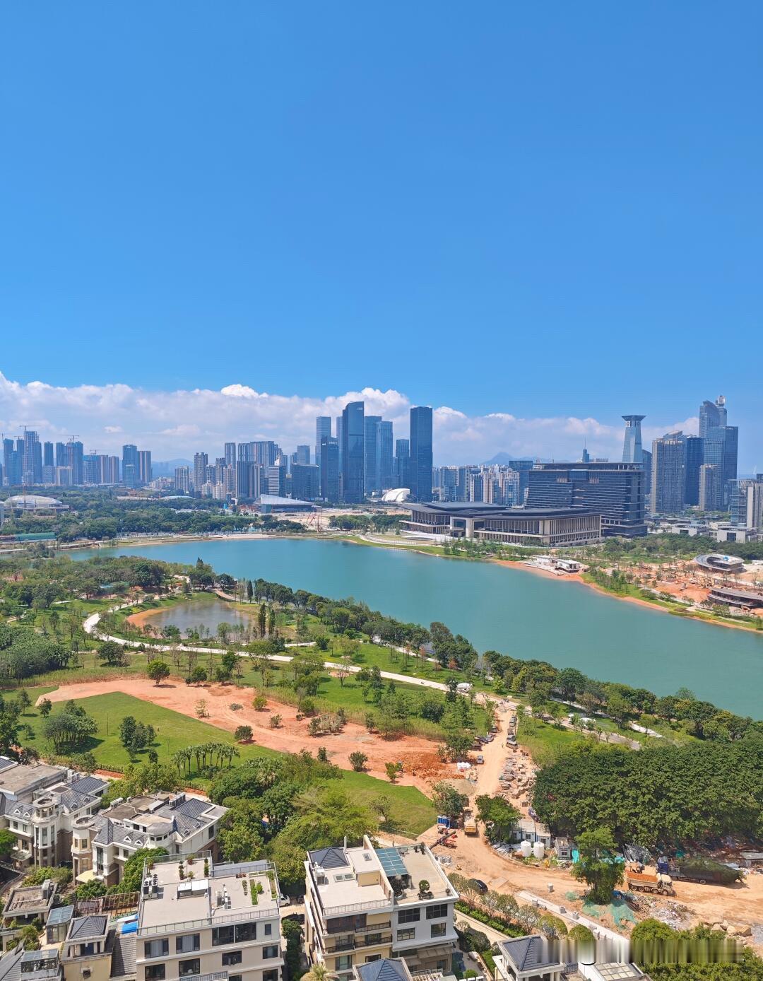 福田香蜜湖一号湖景房，286平5550万成交。也是20年楼龄的房子了，当初开