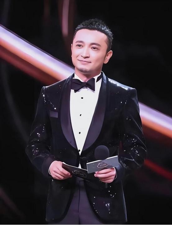 钱再多有什么用？43岁的尼格买提连续12年坐镇春晚，手握金声奖，事业妥妥的人