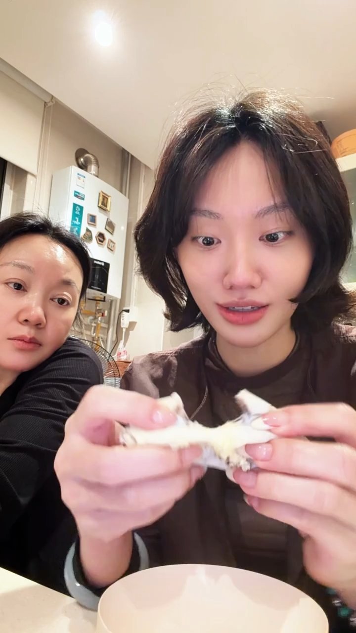 闫妮女儿综艺首秀闫妮醉酒女儿晕碳天才厨人节目组也太会安排了，特意准备了超多碳水美