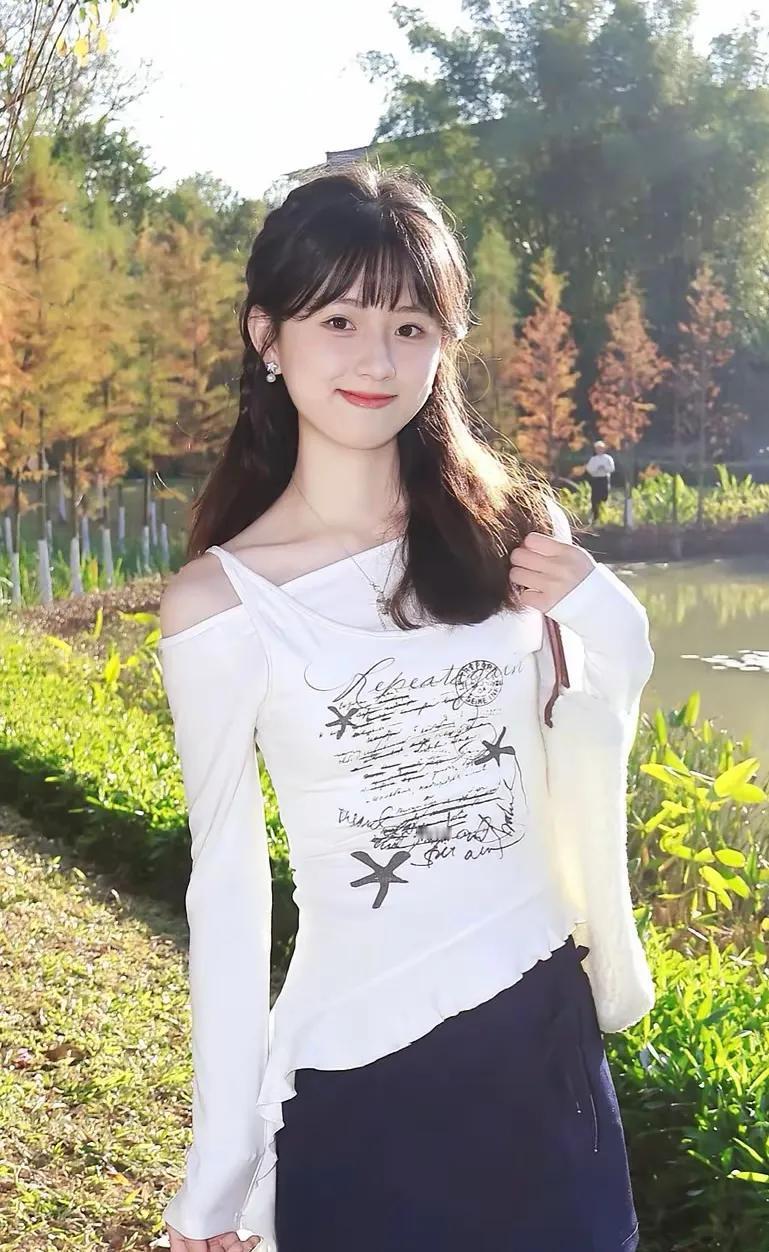 春暖花开，春意盎然。朵朵娇艳绚丽的花朵凝人眼眸，让人忍不住停下脚步欣赏花的温柔和