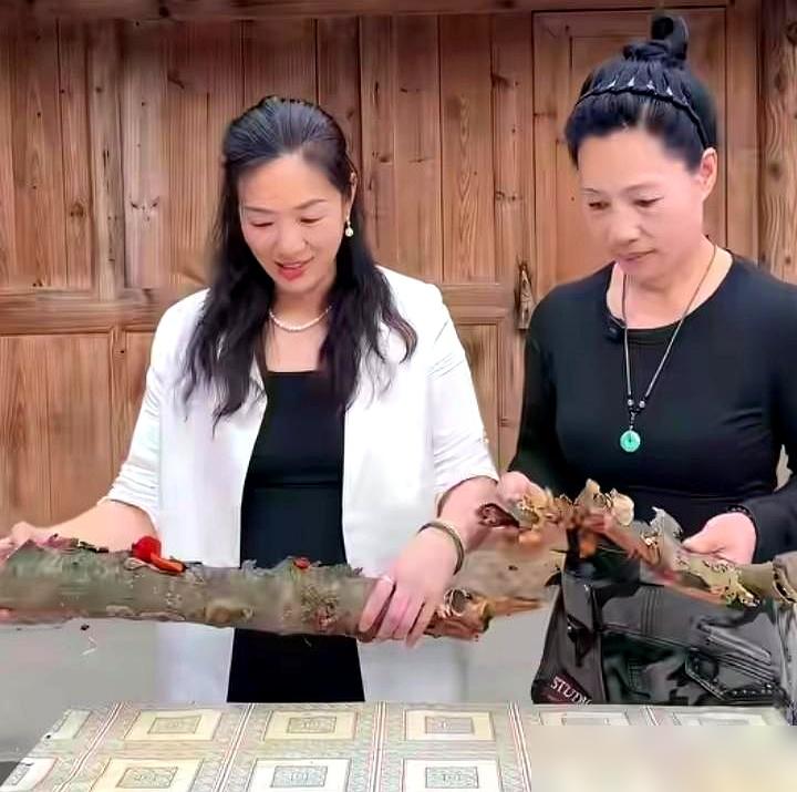 前夫哥傻眼了。谢浩男妈妈开播2小时，1个亿流水直接砸他脸上，评论区几万条留言全是