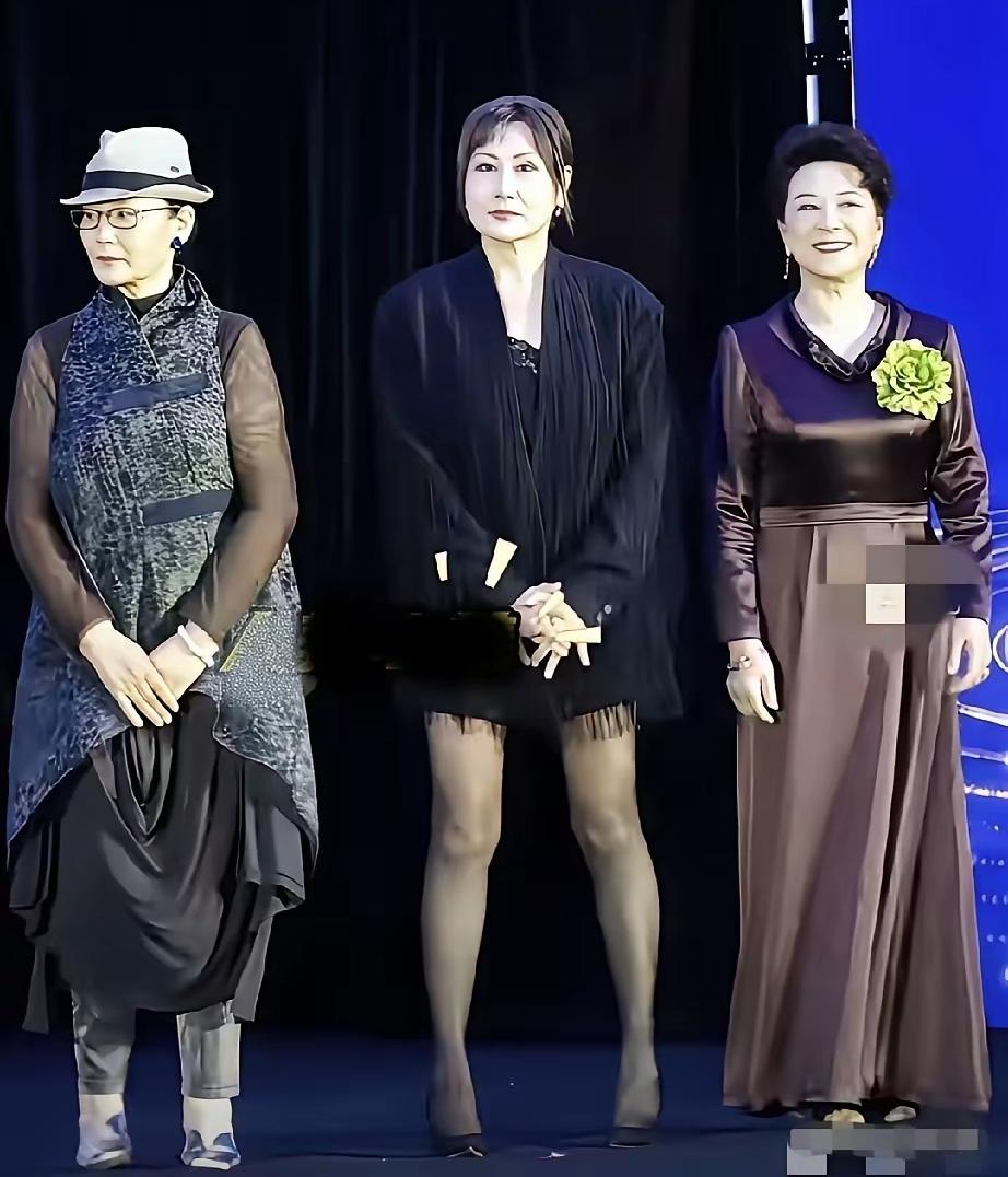 怪不得那么多人吐槽张凯丽，露大腿就不说了，这是她一惯的风格，站姿也让人无语，谁家