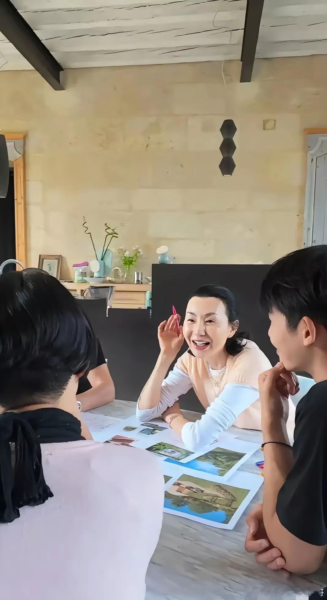 张曼玉为什么要医美成这样啊，现在真的比刘嘉玲差远了。