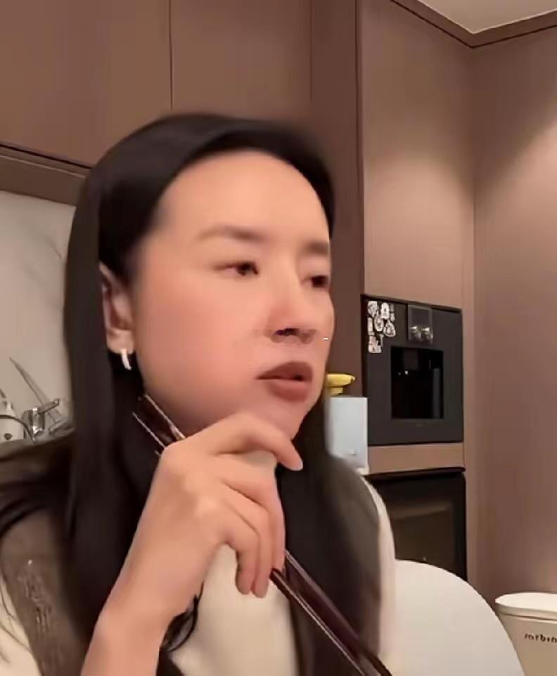 董洁那番话，真的值得所有减脂姐妹刻进脑子里。她说得特别实在——不吃米饭，头发一