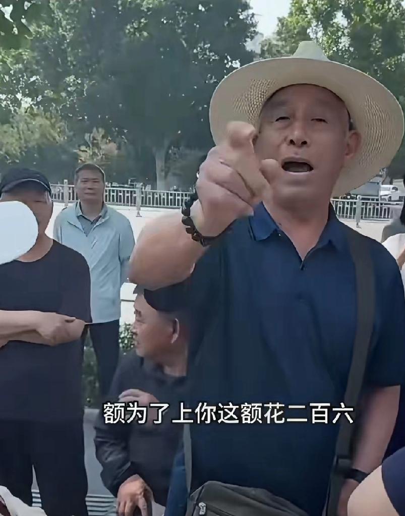 5月15日，山东济南。当天山姆会员店开业，大爷大妈因为没有会员卡进不去，生气了…