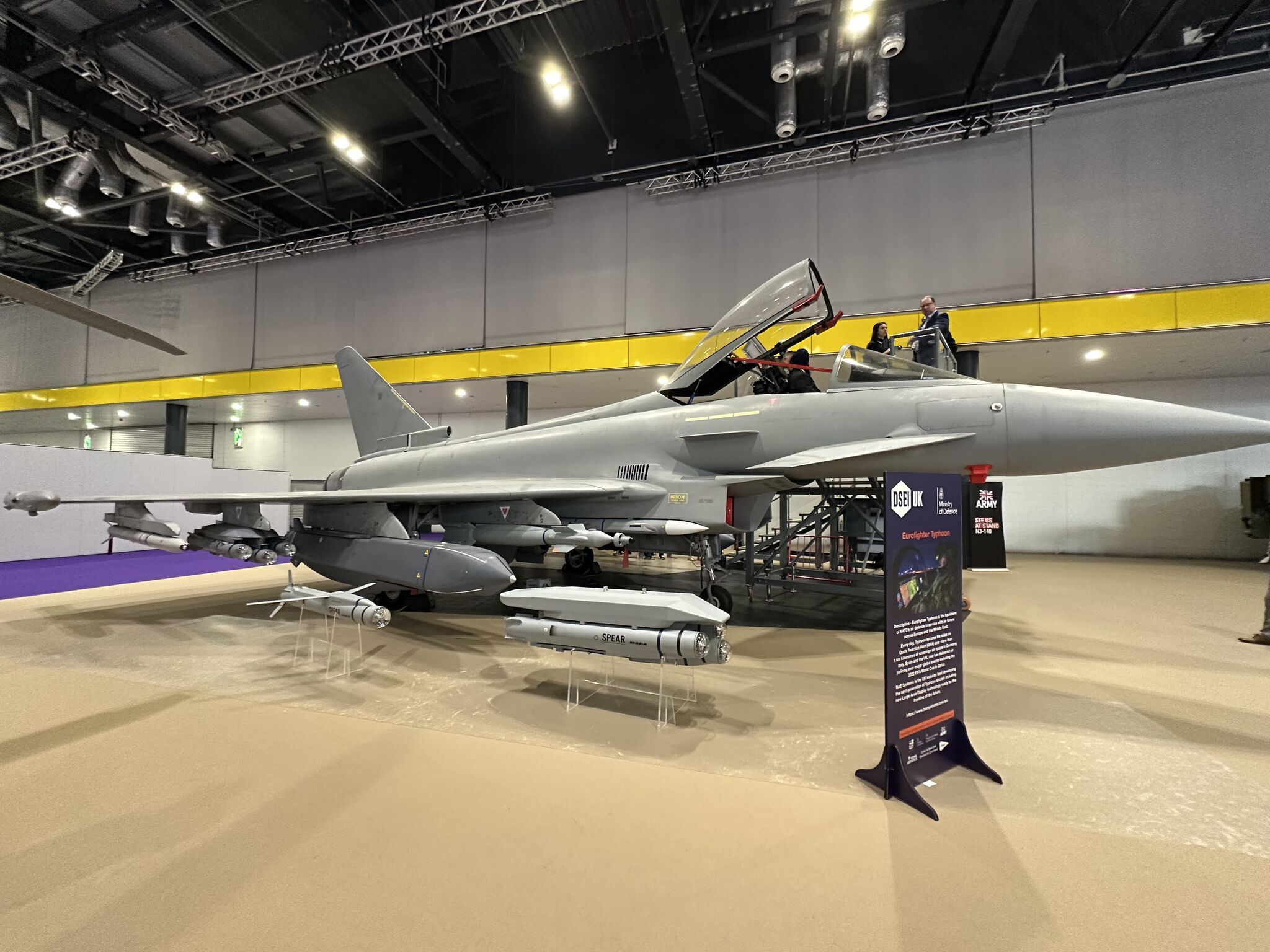 每天认识一件兵器英国DSEI防展展出的升级版“台风”战斗机全尺寸模型，英国装备