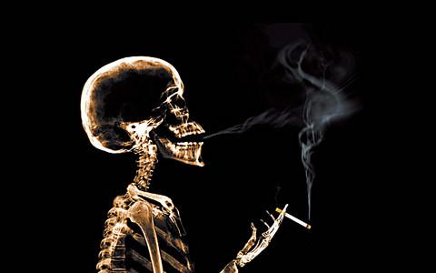 说起抽烟有害健康，我想讲三个故事。第一个，88岁高龄的邓中医，满头黑发，身体