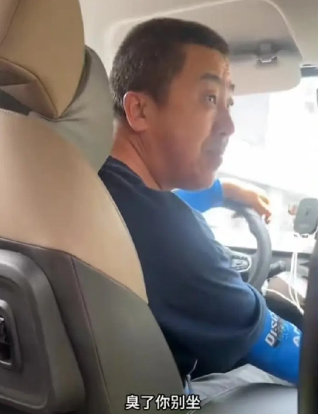 近日海南海口某位网约车司机搭载女乘客时，与女孩发生了冲突，司机言语辱骂女孩，脏话