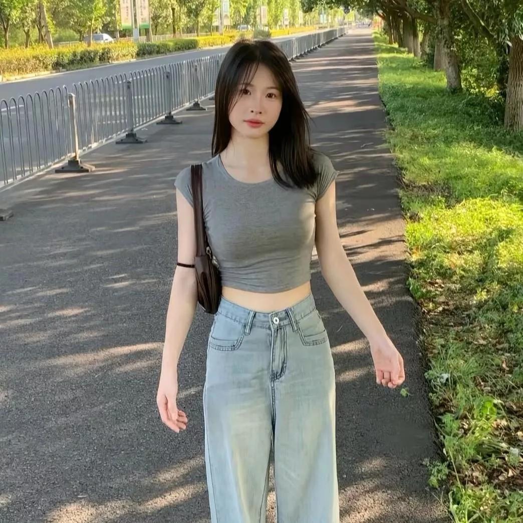 阳光明媚，漫步在林荫小道上，享受悠闲时光！秋日小憩照自然漫步时光公园散步时光