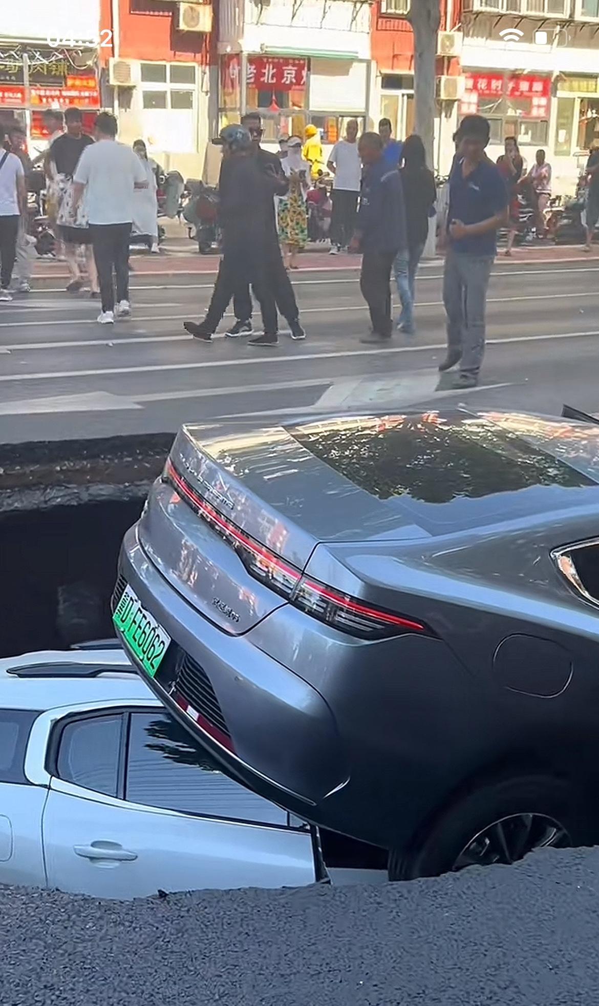 人没事吧，白车太倒霉，又压了一个灰车。司机就不看路，这么大的坑能看不到。我觉得也