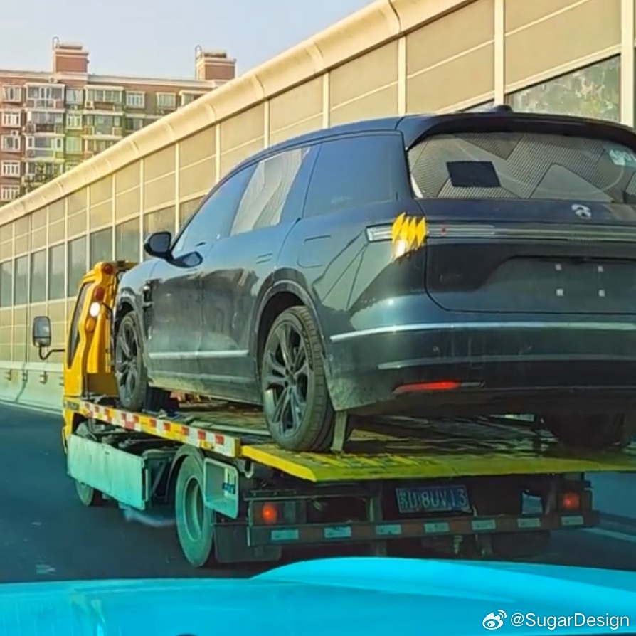 网友来稿，疑似蔚来ES7低伪装谍照尽管从后面的铭牌上能模糊的看到7字样，但不确定