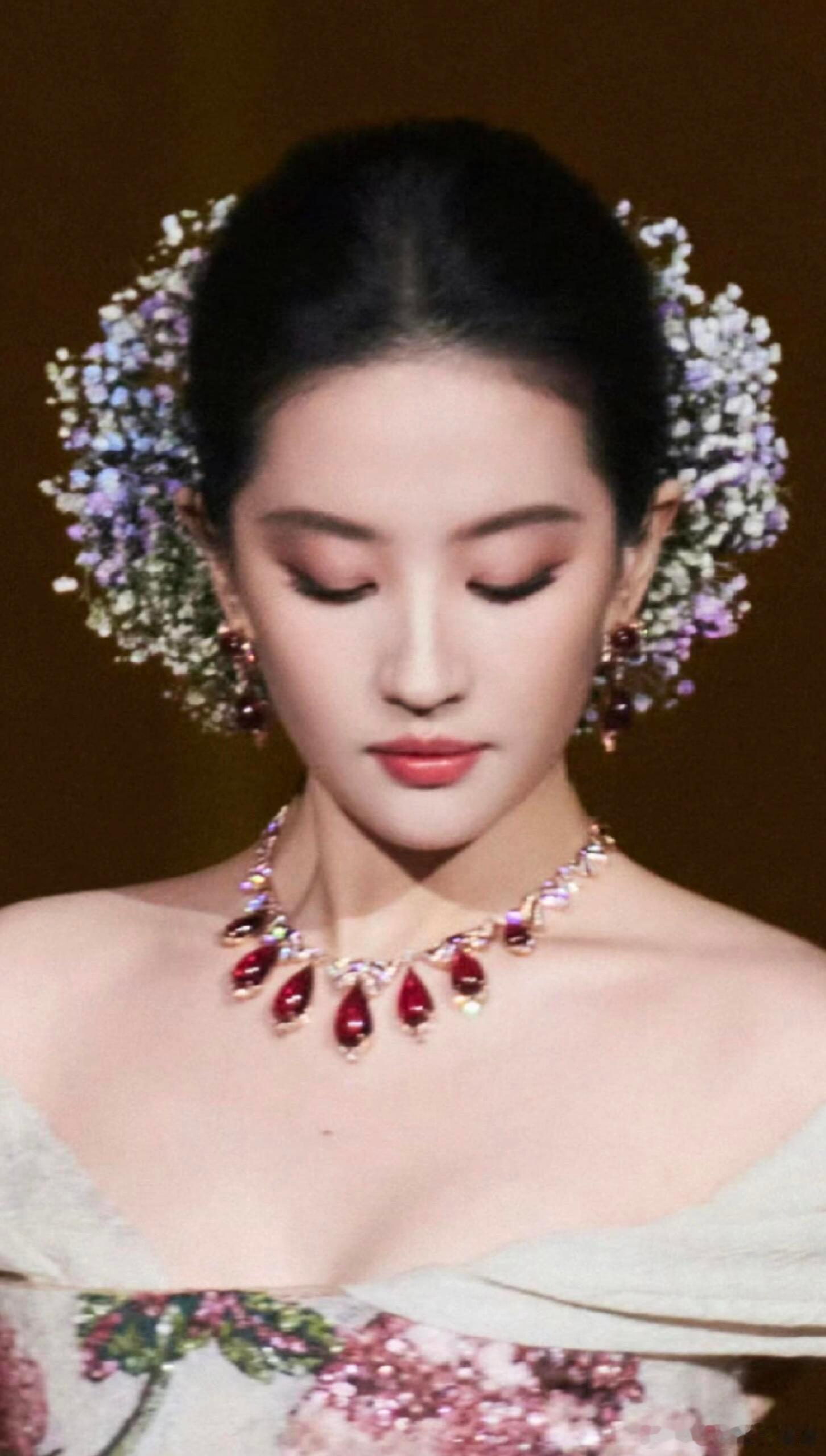 刘亦菲的妈妈那个年代怎么能给她睡出完美的圆头，好权威啊