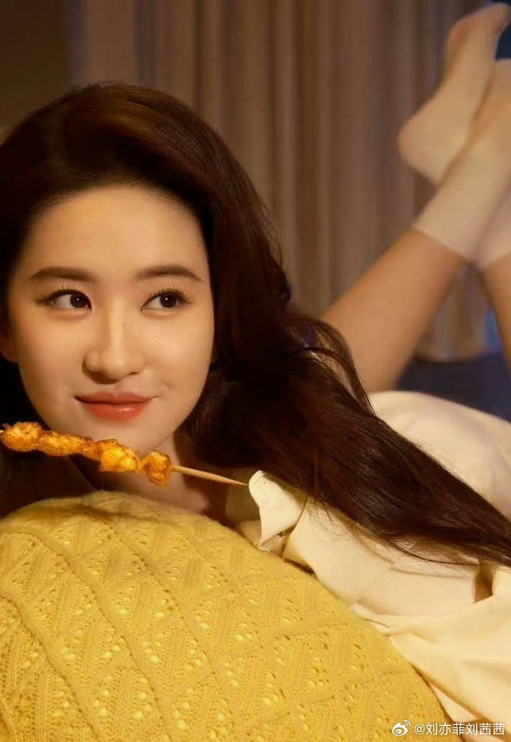 刘亦菲的这组穿搭，以柔和的米黄色系为主调，营造出一种慵懒松弛的氛围感。第一套造型