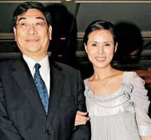 1998年，李若彤与大10岁的富商郭应泉相恋，可不久后，郭应泉便濒临破产，负债数