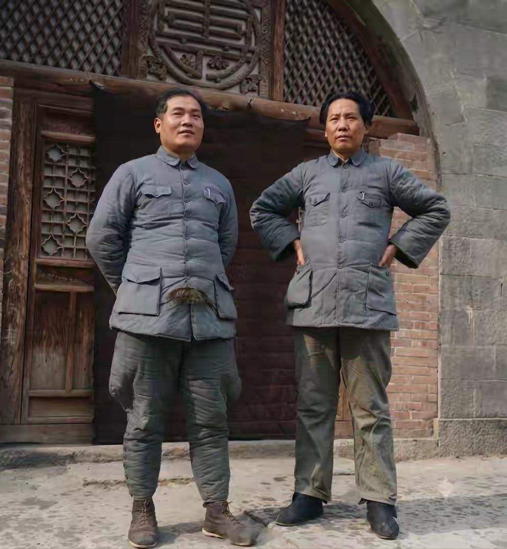 一张很有历史感的延安时期的合照（修复上色），由埃德加斯诺在1936年拍摄，绝对是