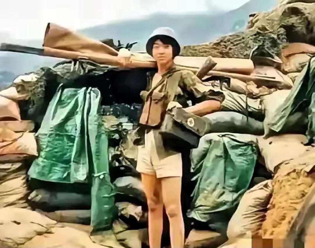 老山前线的女护士吴玲，她的这两张照片看哭了无数人！英雄护士吴玲，1966年左右出