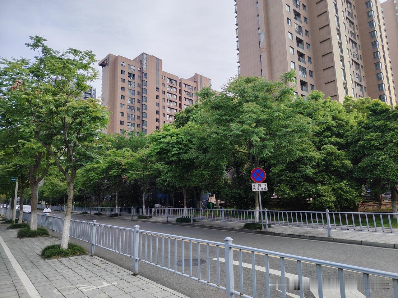 一男子喝醉了，半夜回到家。他打开“卫生间”的玻璃门，灯自动亮起来了。他关掉卫生间