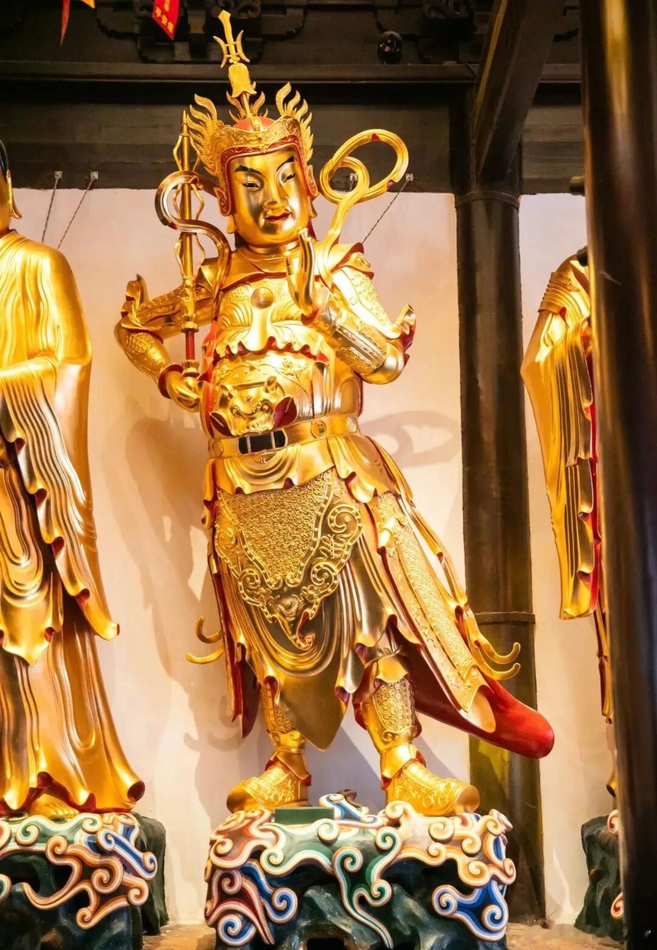慢慢地你会明白，世事本无常，谁也主宰不了老天的安排，那就在努力中顺其自然，允许、