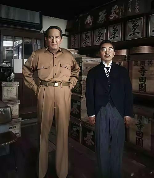 这就是日本人的神1.58m的倭王，在麦克阿瑟面前像孙子一样。为了保命将日本女星原