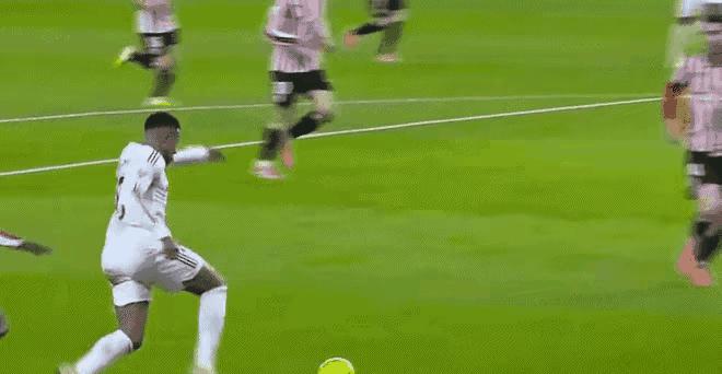 姆巴佩又摔了。裁判眼皮都没抬。嘿，骗不动了。捂脸，翻滚，一气呵成。看台上