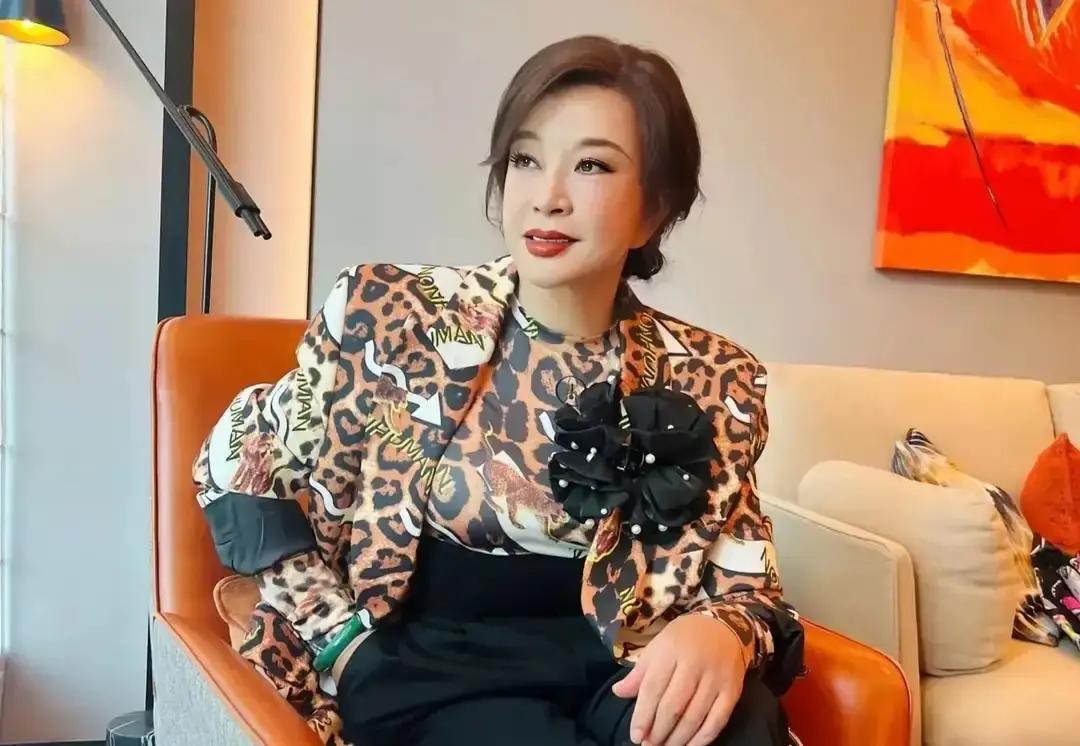 香港实测：天天洗头反而更油！去年我在皮肤科蹲了三个月。记录两百个头皮，发现