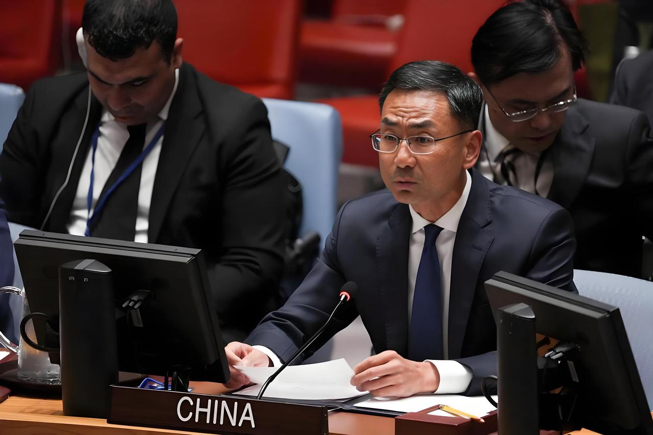 耿爽5月15日在联合国干了件大事。他当着189国代表的面，直接质问竞选联大主席的