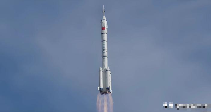 国内传来两个消息，国内还没啥反应，国外已经炸锅。一个消息：神舟二十号被撞出裂