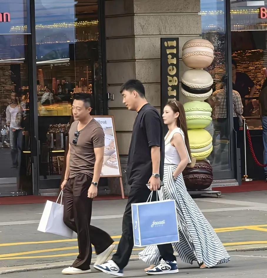 45岁汪小菲和现任老婆马筱梅现身瑞士旅行，夫妻俩去消费奢侈品满载而归！光看这