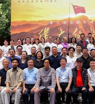 简直神了，这也太像了吧！《伟大的长征》剧组大合影，如果不仔细看，你根本发现不了