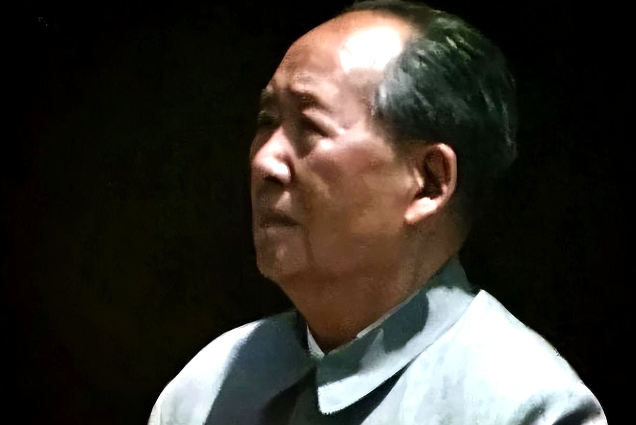 1976年夏天，风云诡谲。唐山地震，举国悲痛。更耐人寻味的是，最高领导人发出“一