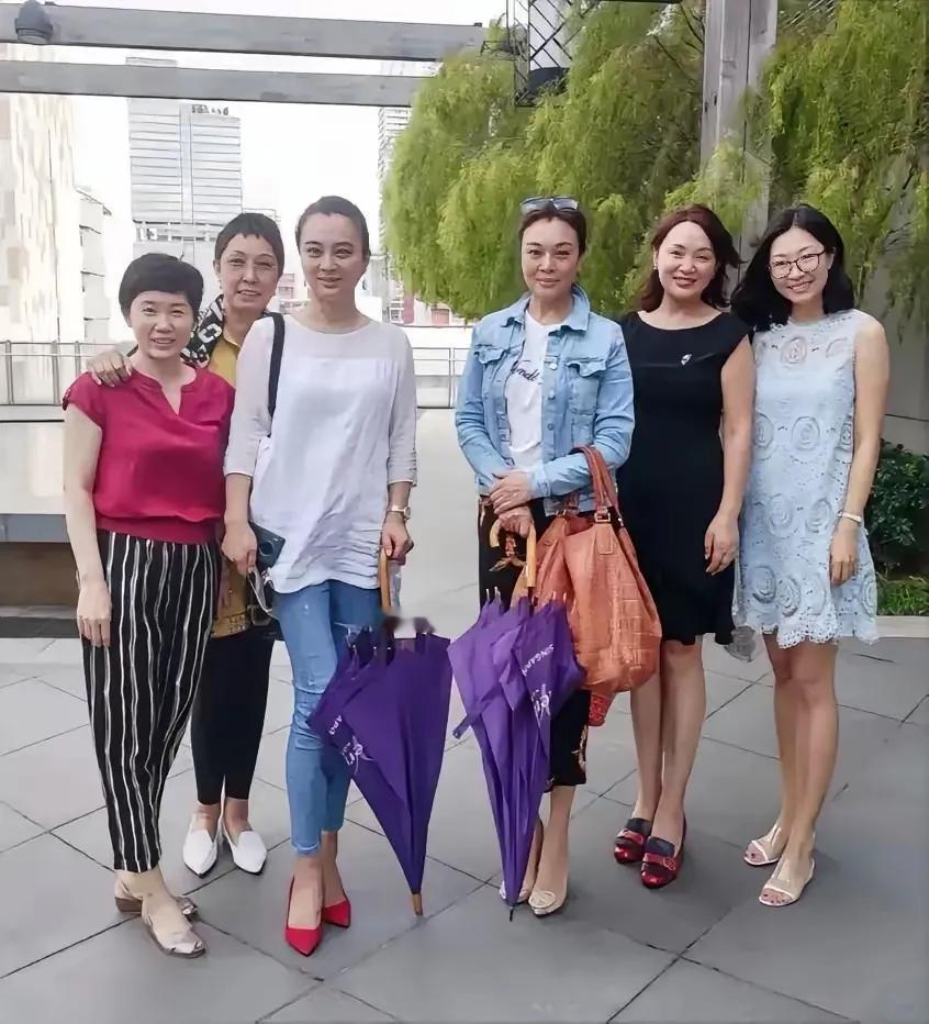 这些姐妹淘相聚，共享欢乐时光，李玲玉、史可笑容灿烂，留下美好回忆。大家看看你除了