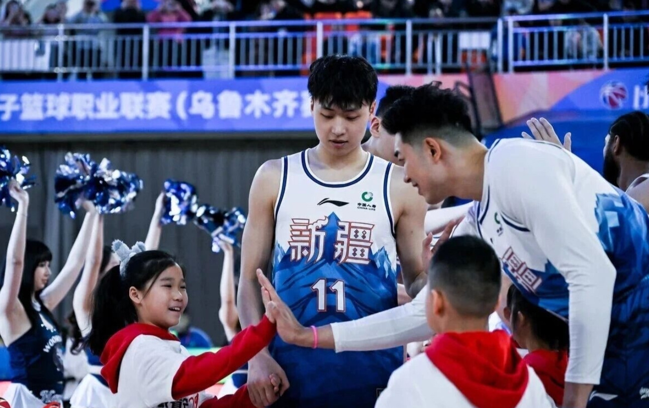 新疆男篮目前的实力需要清醒的认知，也就是八强之一，根本进不了四强，球迷需要理性看