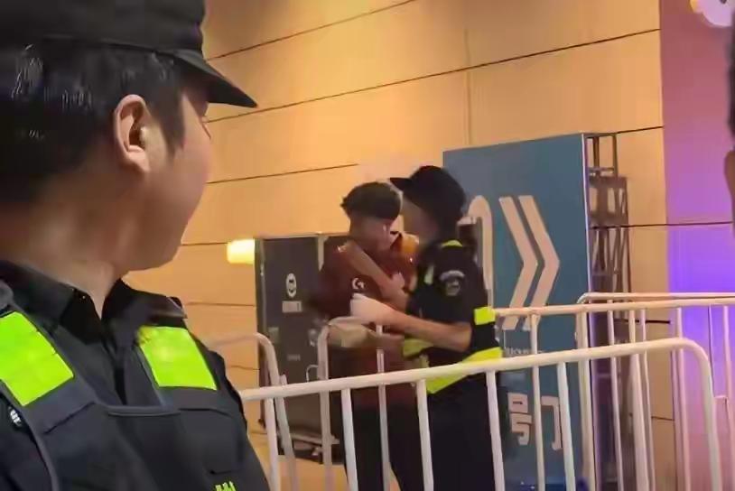 关于女保安给外国人递打火机，默许外国人在室内抽烟的事情，让我想到了曾经只给外国人