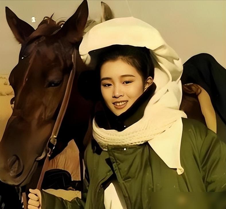 你敢信？史可攥着《红高粱》进组通知时，巩俐正蹲在酒店走廊求试镜张艺谋当初在中