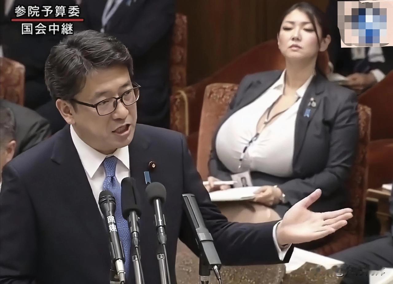 有人说这是AI的，你是在注意前面讲话的，还是被后面的女议员所吸引？（日本人AI技