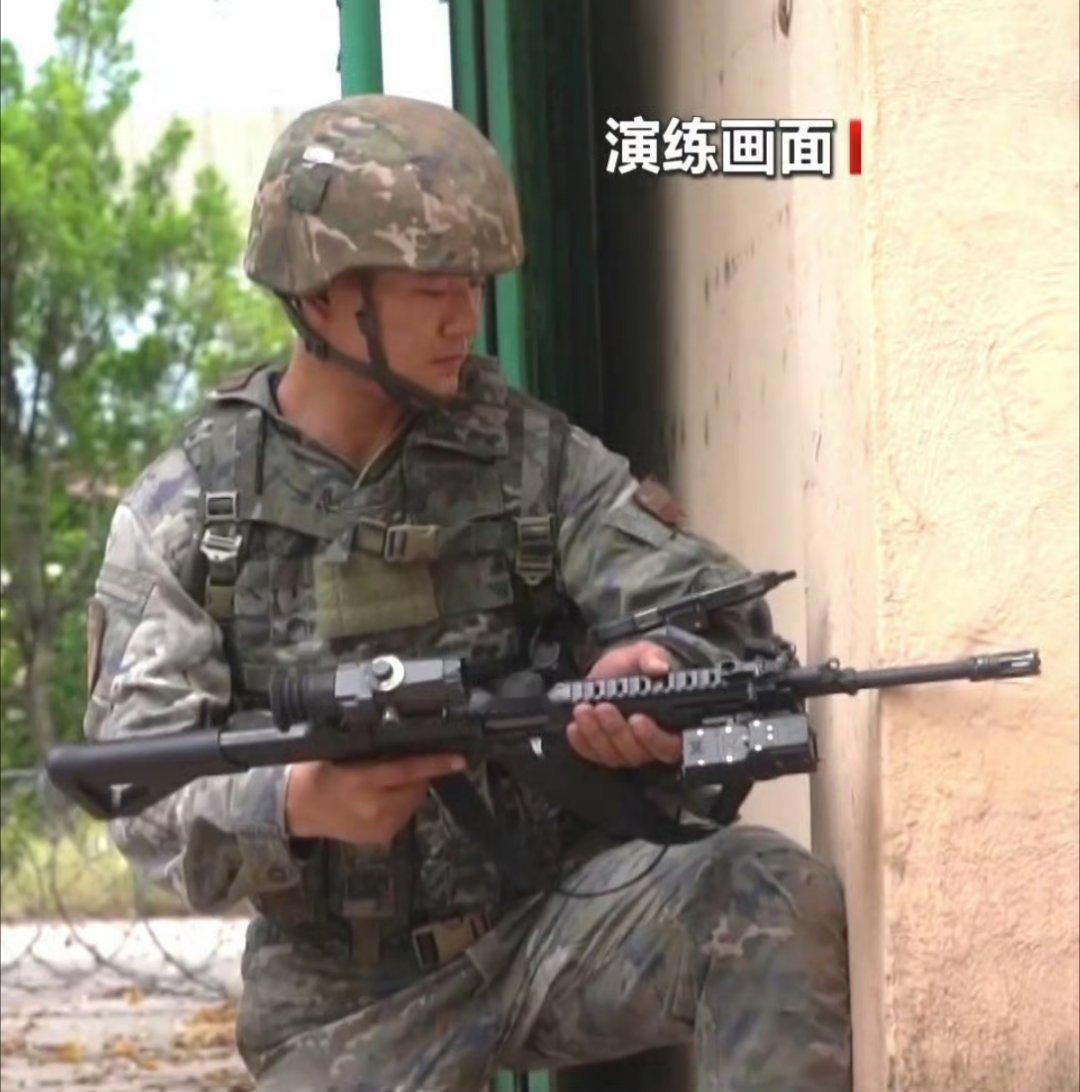 武警特战新装备，战士可以通过手臂上的终端对目标进行瞄准。烽火问鼎计划