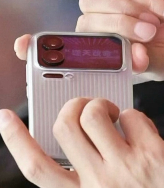 雷军壁纸逆天改命我的天哪，雷总的手机背屏壁纸居然是“逆天改命”，太让人难以想