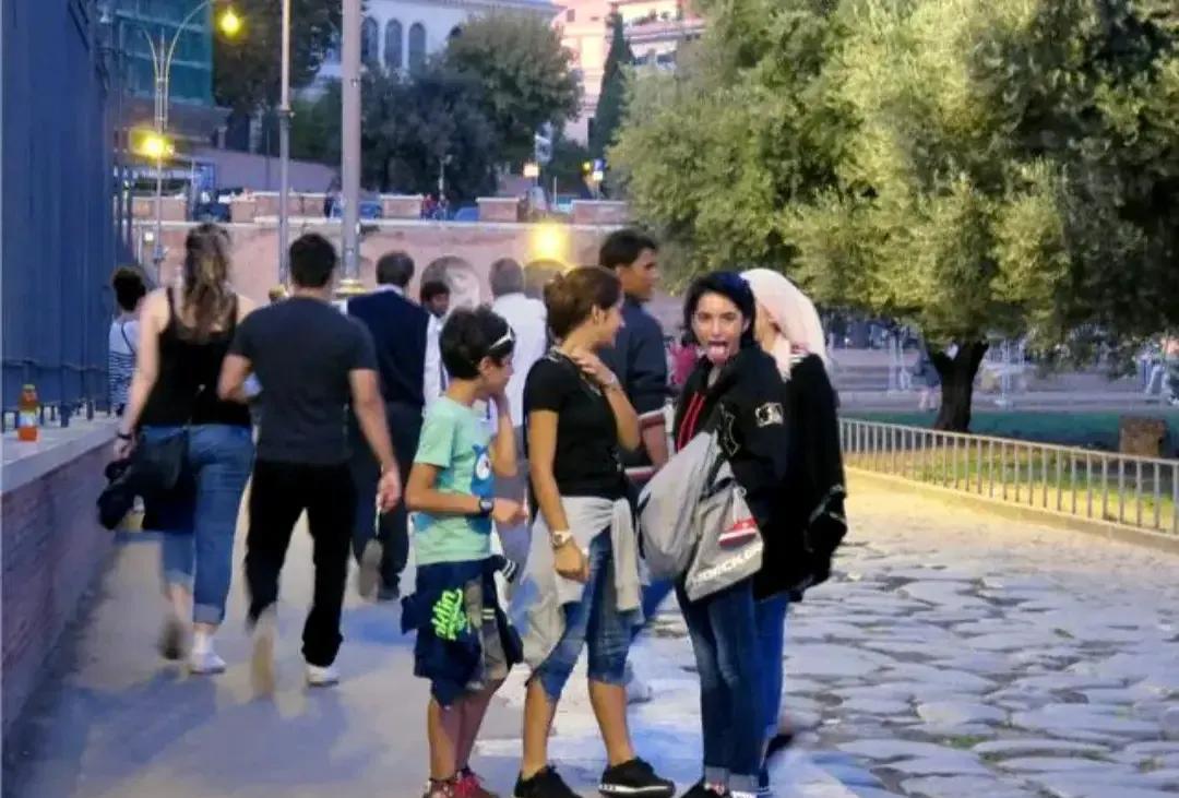 很多中国游客一直以为巴黎是浪漫之都、时尚之都，去哪里旅游麻痹大意，没有保管好财物