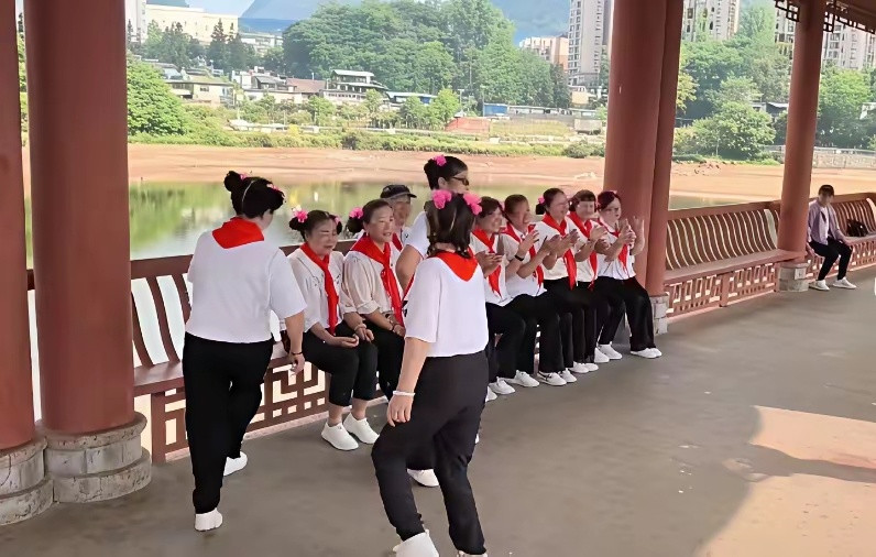 儿童节变“老人秀”？家长吐槽：带孩子出门，满眼都是摆拍的爷爷奶奶！