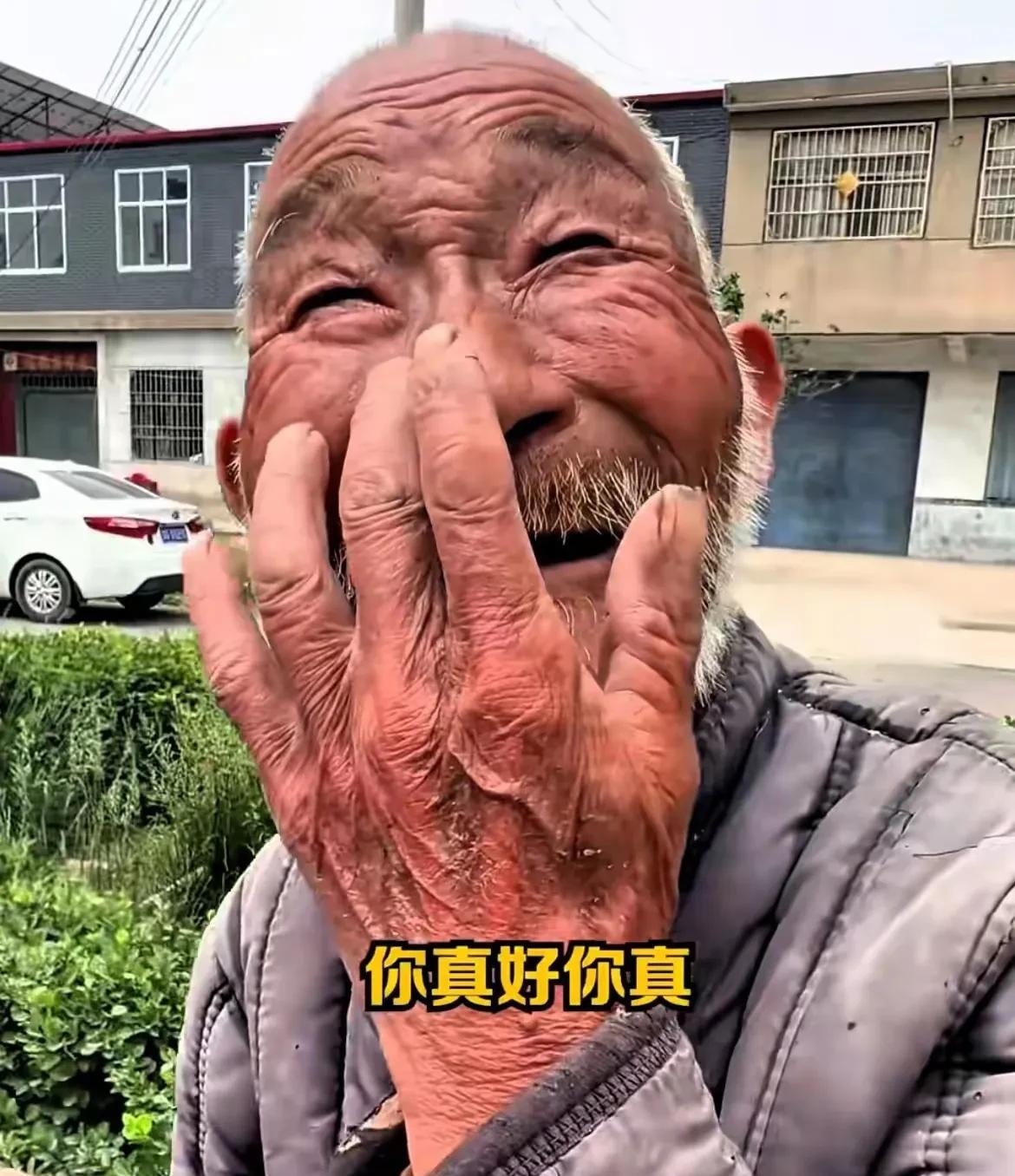 不知为什么，每次看到这些老人的画面，心里都不是滋味，尤其是一些农村的老人，一辈子