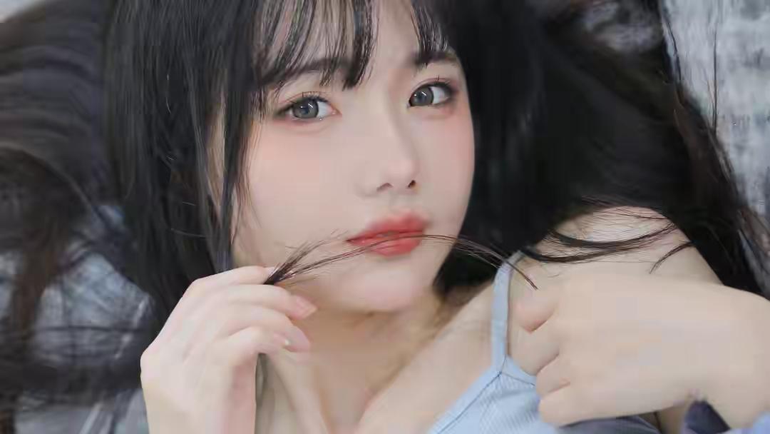 少女心爆棚的自拍，黑发红唇，温柔动人晒出今天随手拍的美图甜美自拍