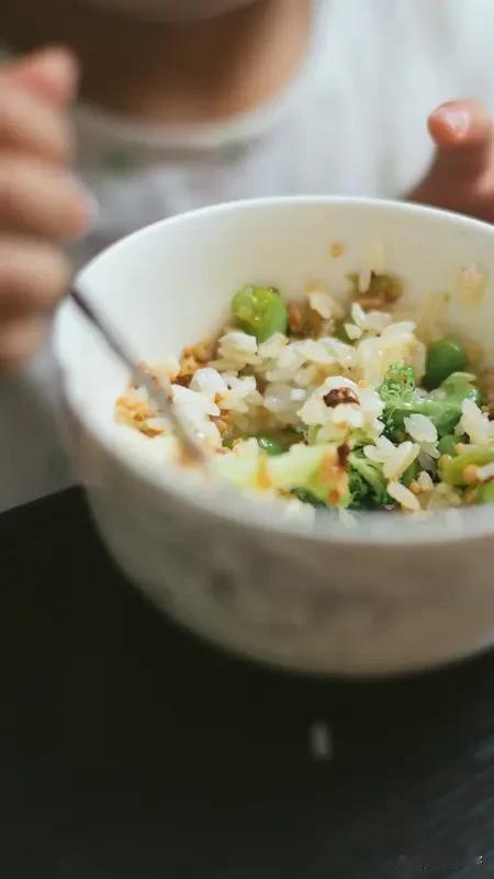 宝宝一岁后多喝奶还是多吃饭?宝宝一岁后，到底多喝奶还是多吃饭，这事儿有讲究。