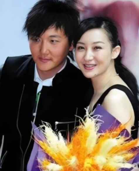 1999年，成名后的孙楠抛弃了一同生活10年的女友辛欣，转身娶了神交已久的买红妹。谁料，9年后，孙楠