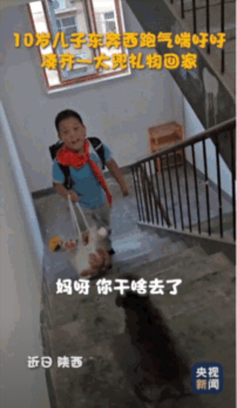 全网被这个10岁的小男孩暖到了，网友说在这一刻，成绩已经不是那么重要了。妈妈