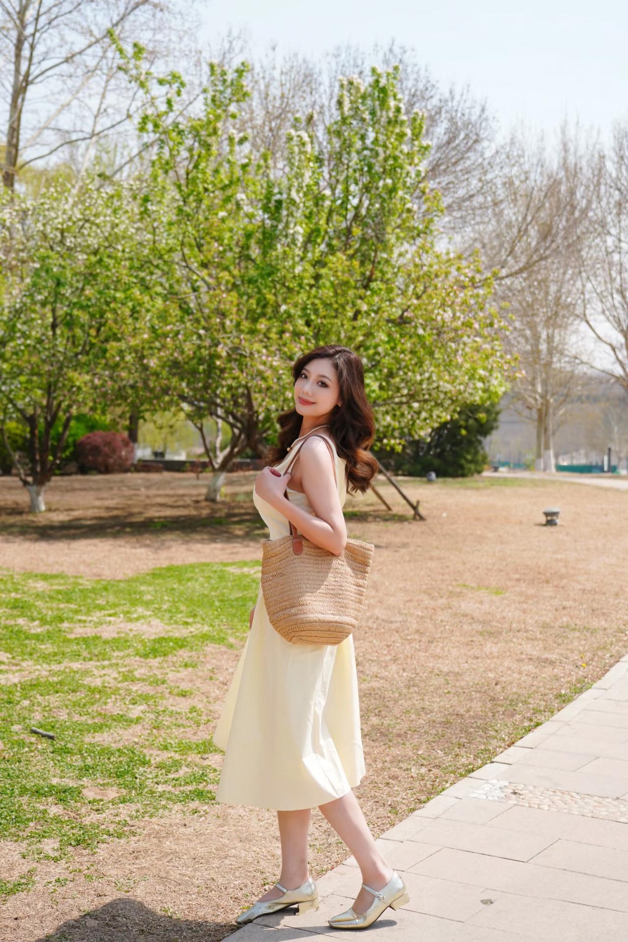 轻盈裙摆，优雅动人