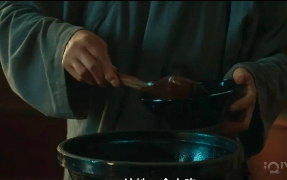 在《生万物》里，封二可不只抠搜，还颇具预见性。面对天干物燥、庄稼干旱的情况，他跟