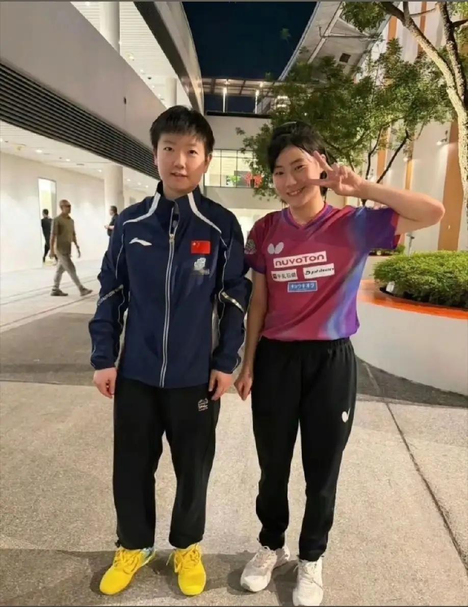 估计孙颖莎也没想到，她就和松岛美空拍了个合照，不仅让松岛美空直接把两人的合照设成