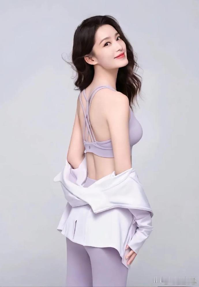 李沁活力满分，运动装也藏不住她的优雅气质。​​​​
