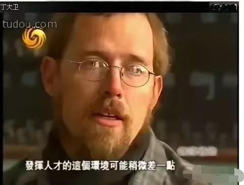 1994年，美国青年大卫来到广东珠海当教师，听说每月工资3000元，和校长大吵一